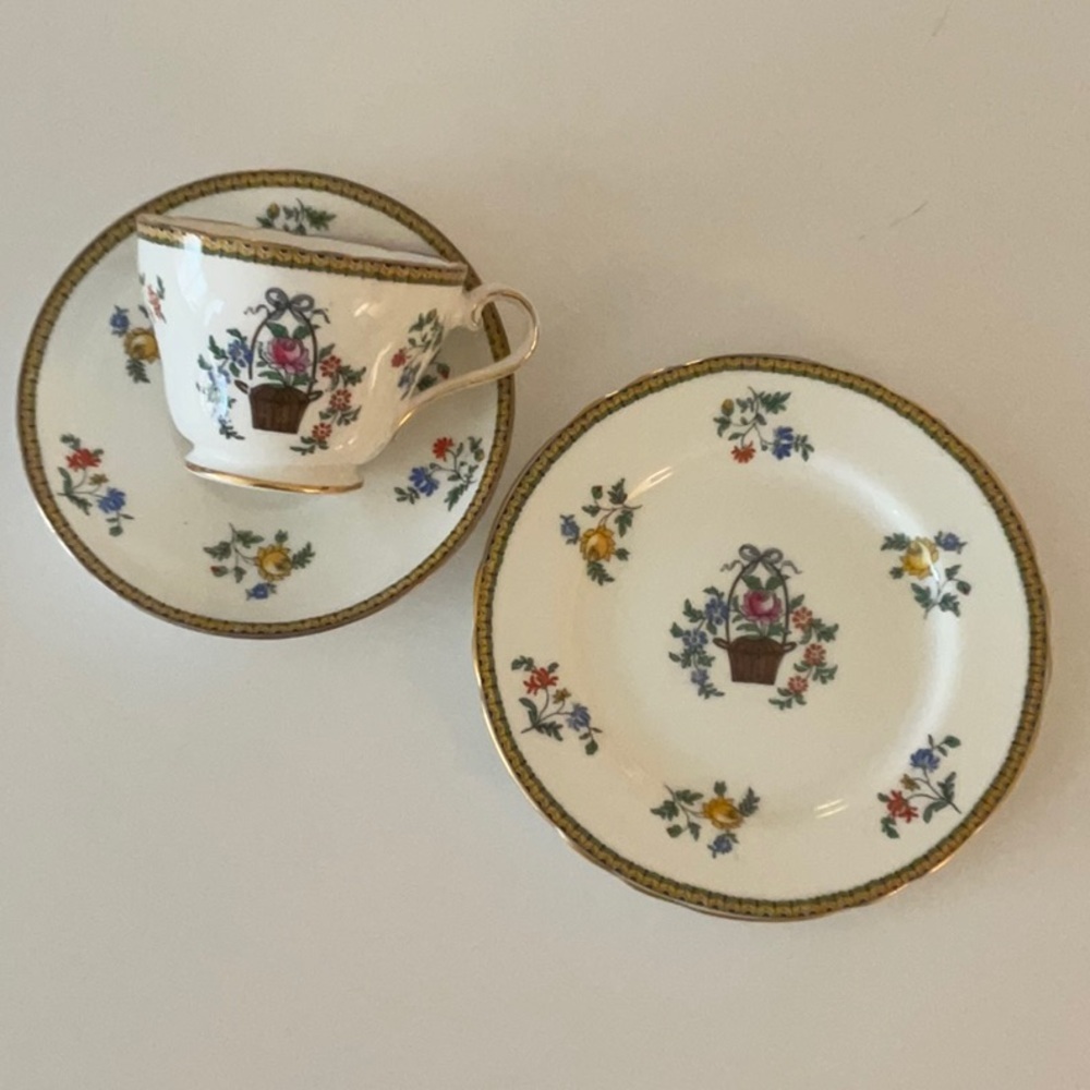 Aynsley China Flower Basket pattern, bread/butter plate, teacup/saucer - Picture 3 of 10